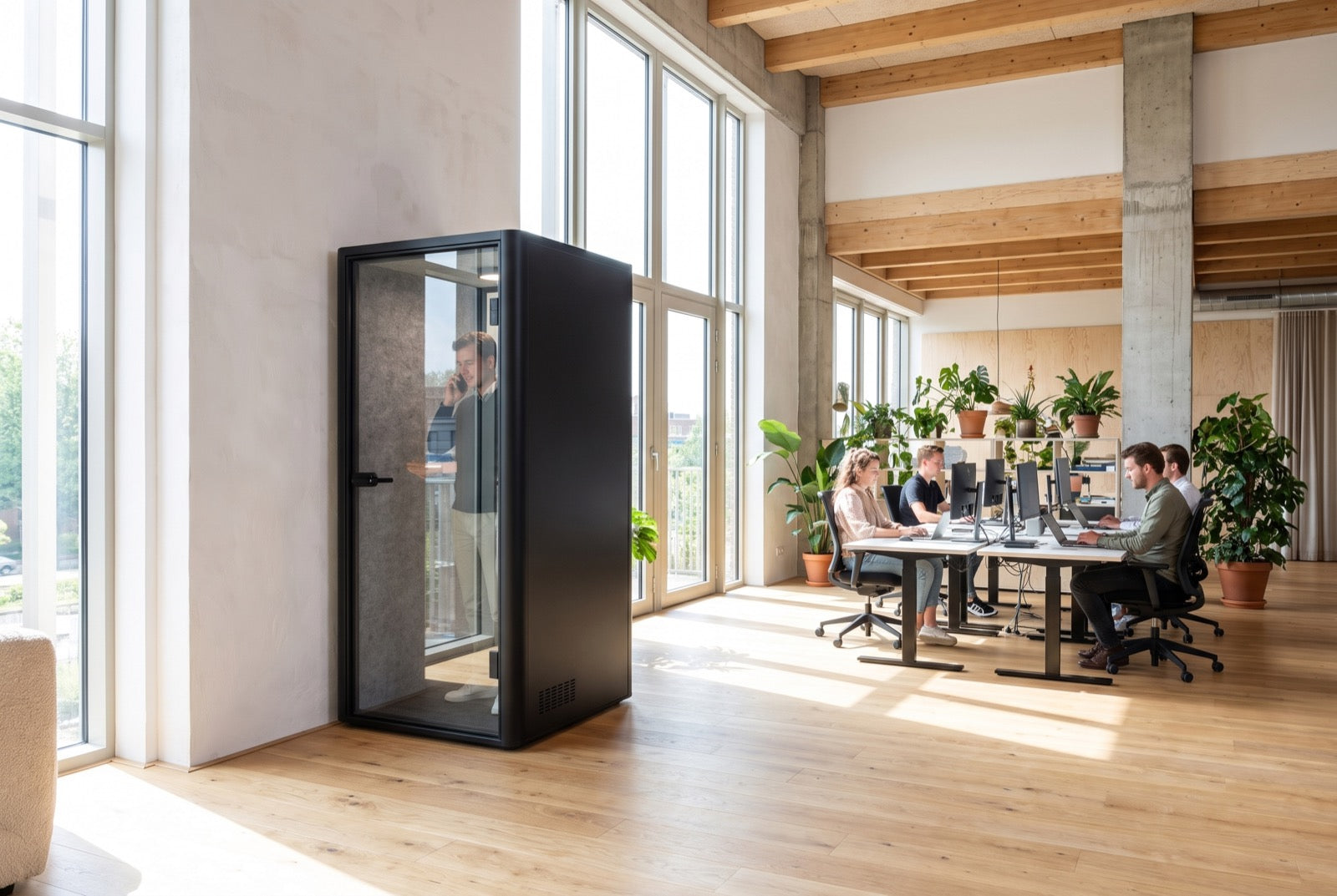 Core S in zwart in een kantoor (2)
