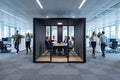 Core XL in zwart in een kantoor
