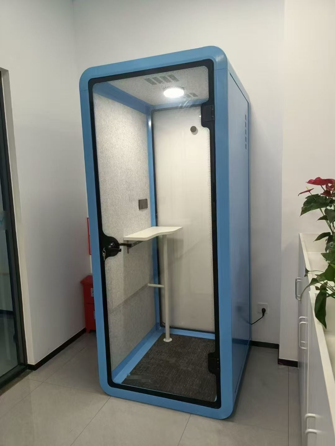 Studio S in blauw in een kantoor