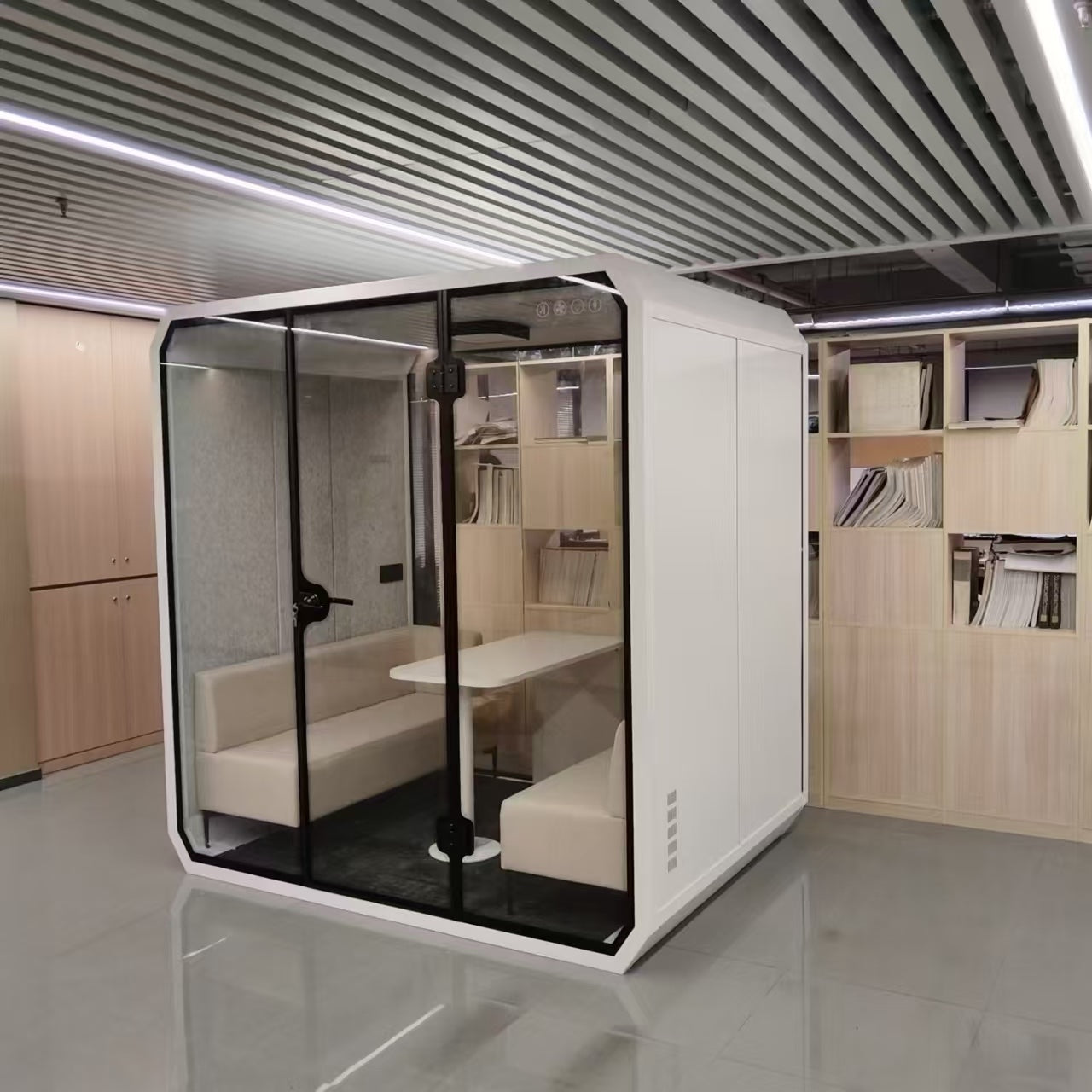 Suite L in wit in een kantoor