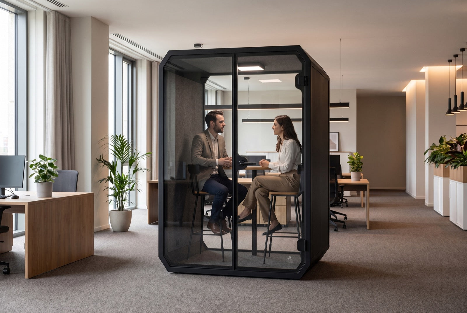Suite M in zwart in een kantoor (3)